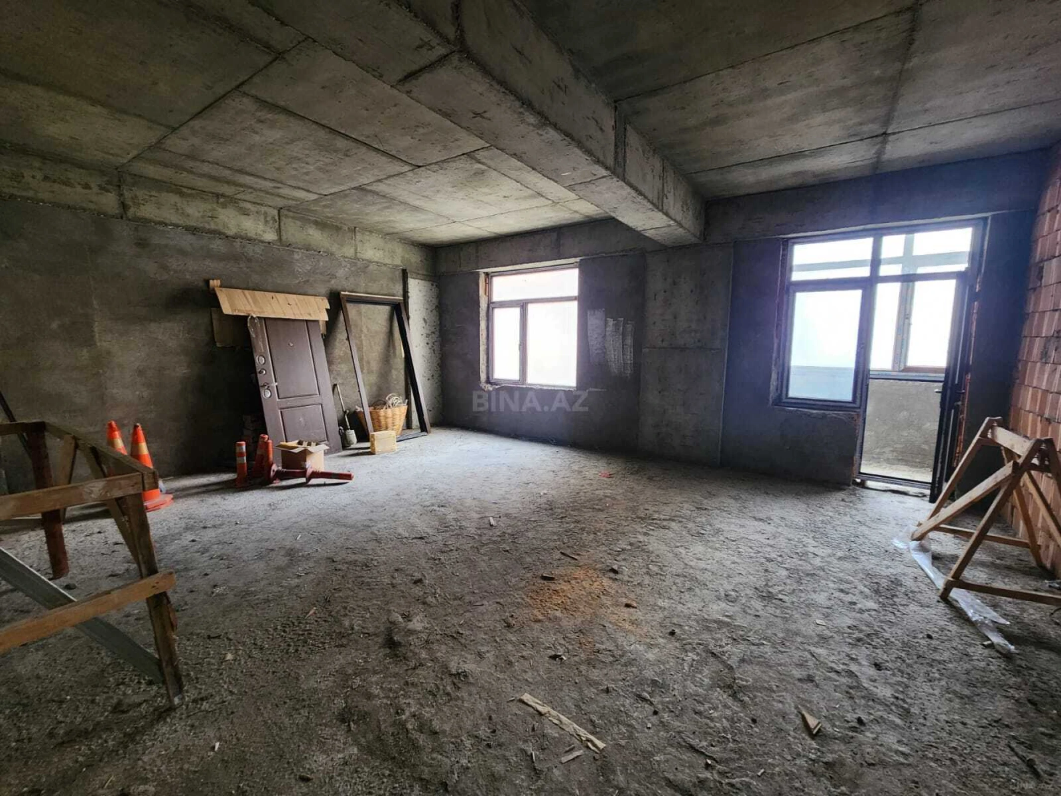 Satılır 4 otaqlı mənzil 210 m²