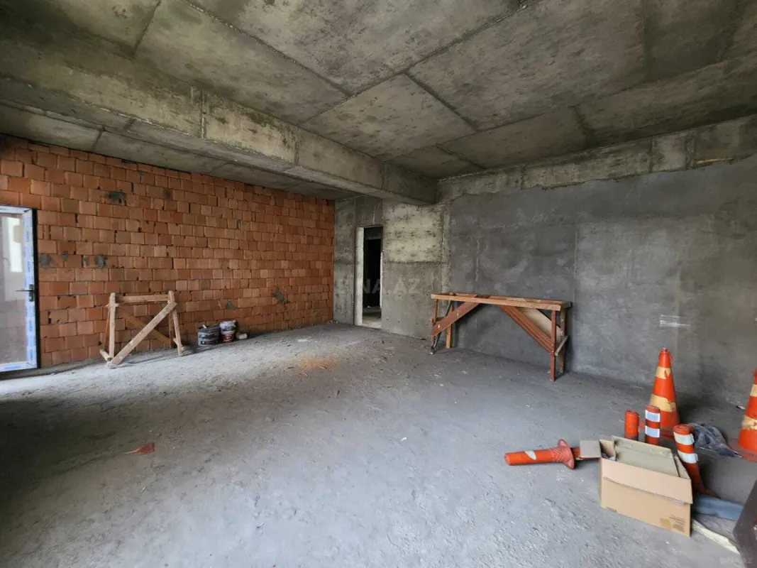 Satılır 4 otaqlı mənzil 210 m²