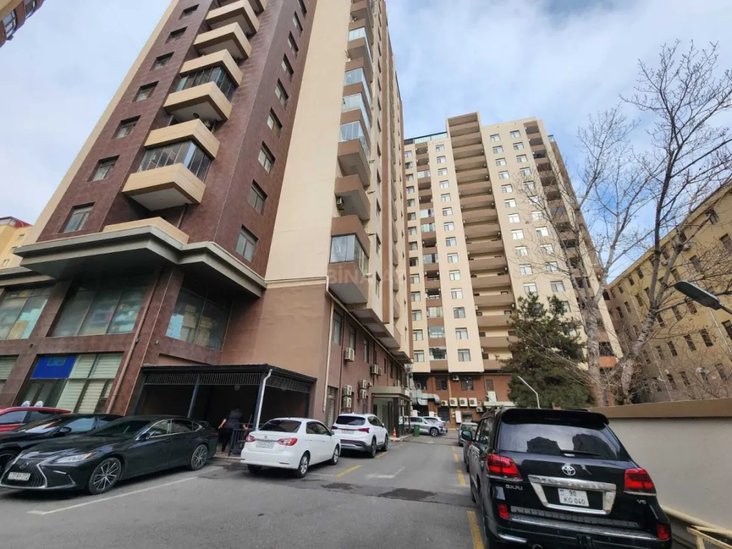 Satılır 4 otaqlı mənzil 210 m²
