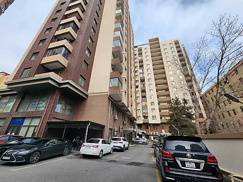 Satılır 4 otaqlı mənzil 210 m²