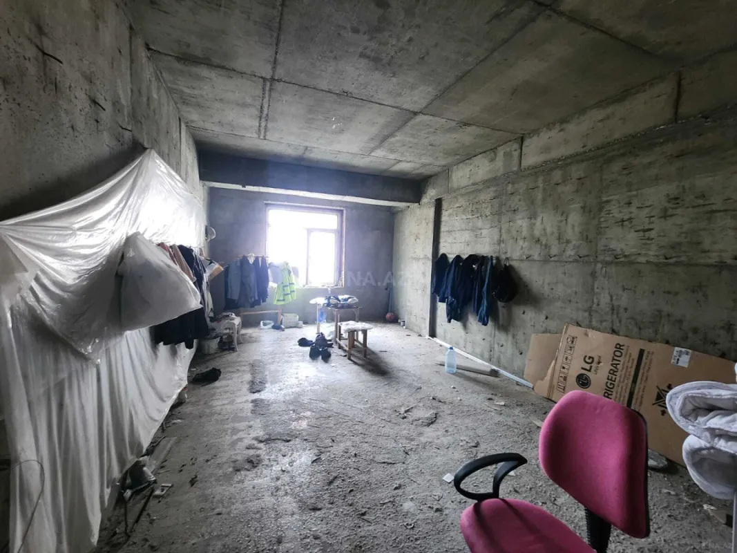 Satılır 4 otaqlı mənzil 210 m²