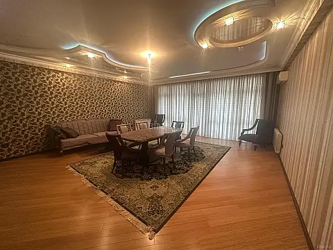 Satılır 4 otaqlı mənzil 200 m²