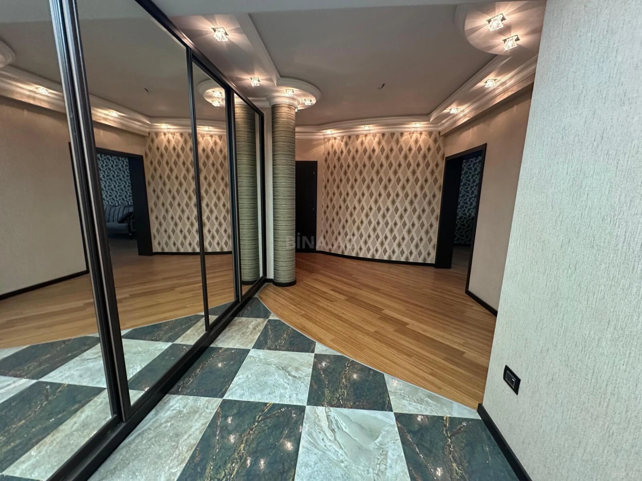 Satılır 4 otaqlı mənzil 200 m²