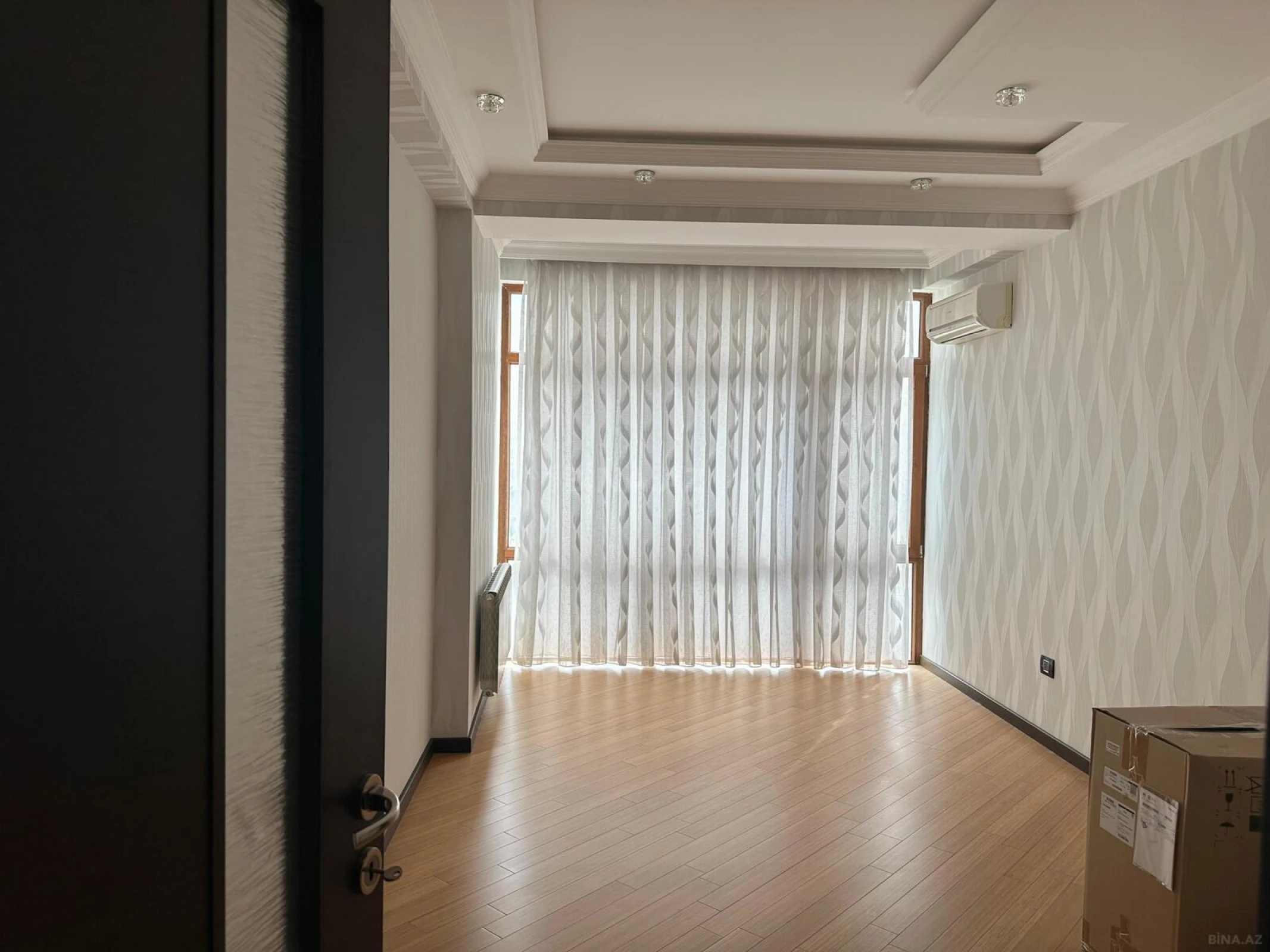 Satılır 4 otaqlı mənzil 200 m²
