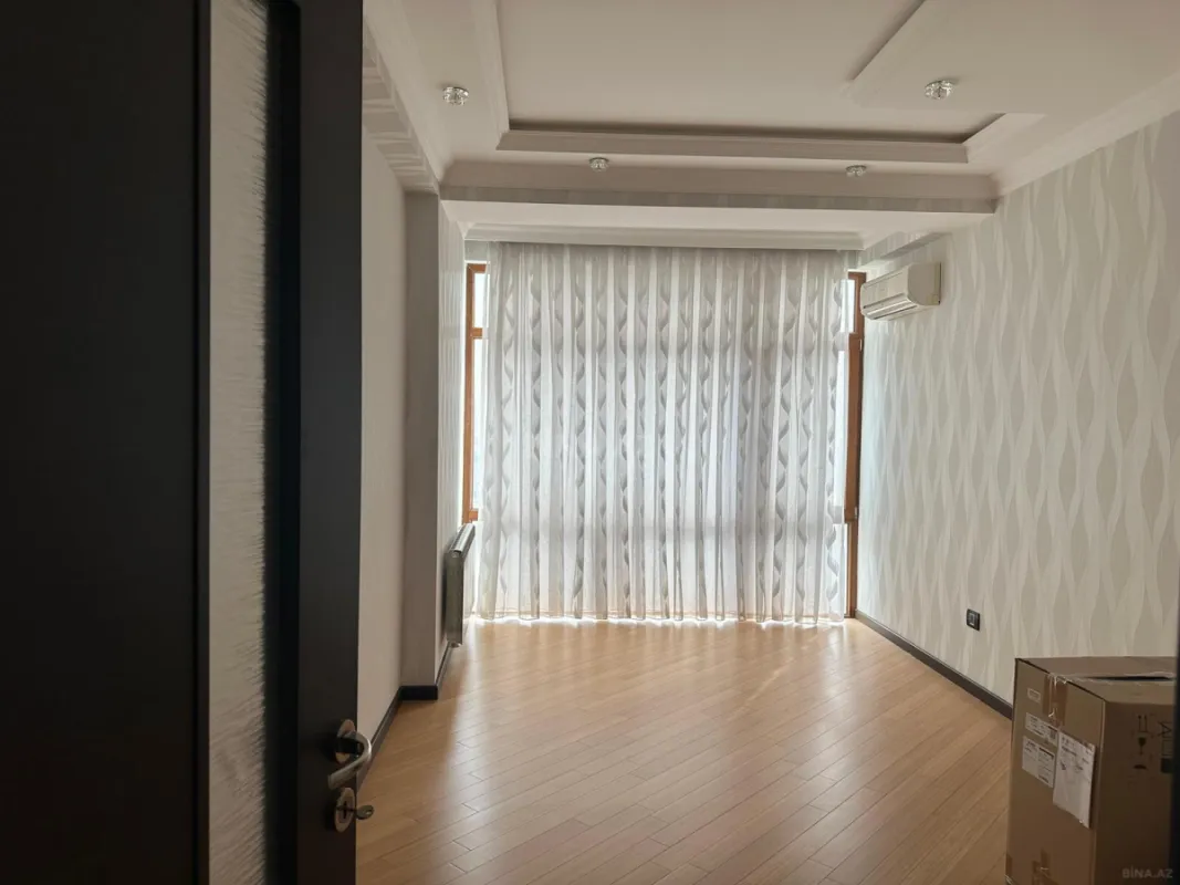 Satılır 4 otaqlı mənzil 200 m²
