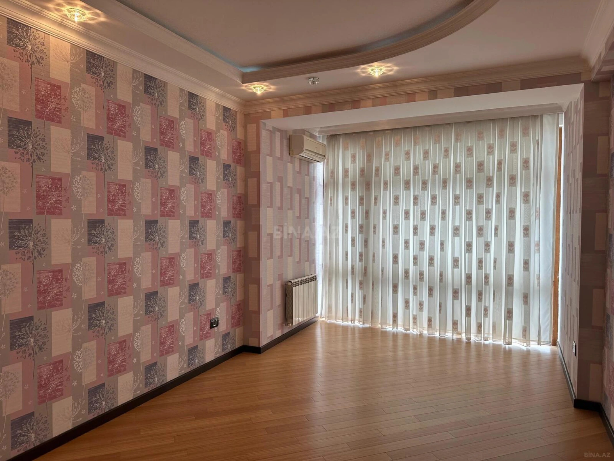 Satılır 4 otaqlı mənzil 200 m²