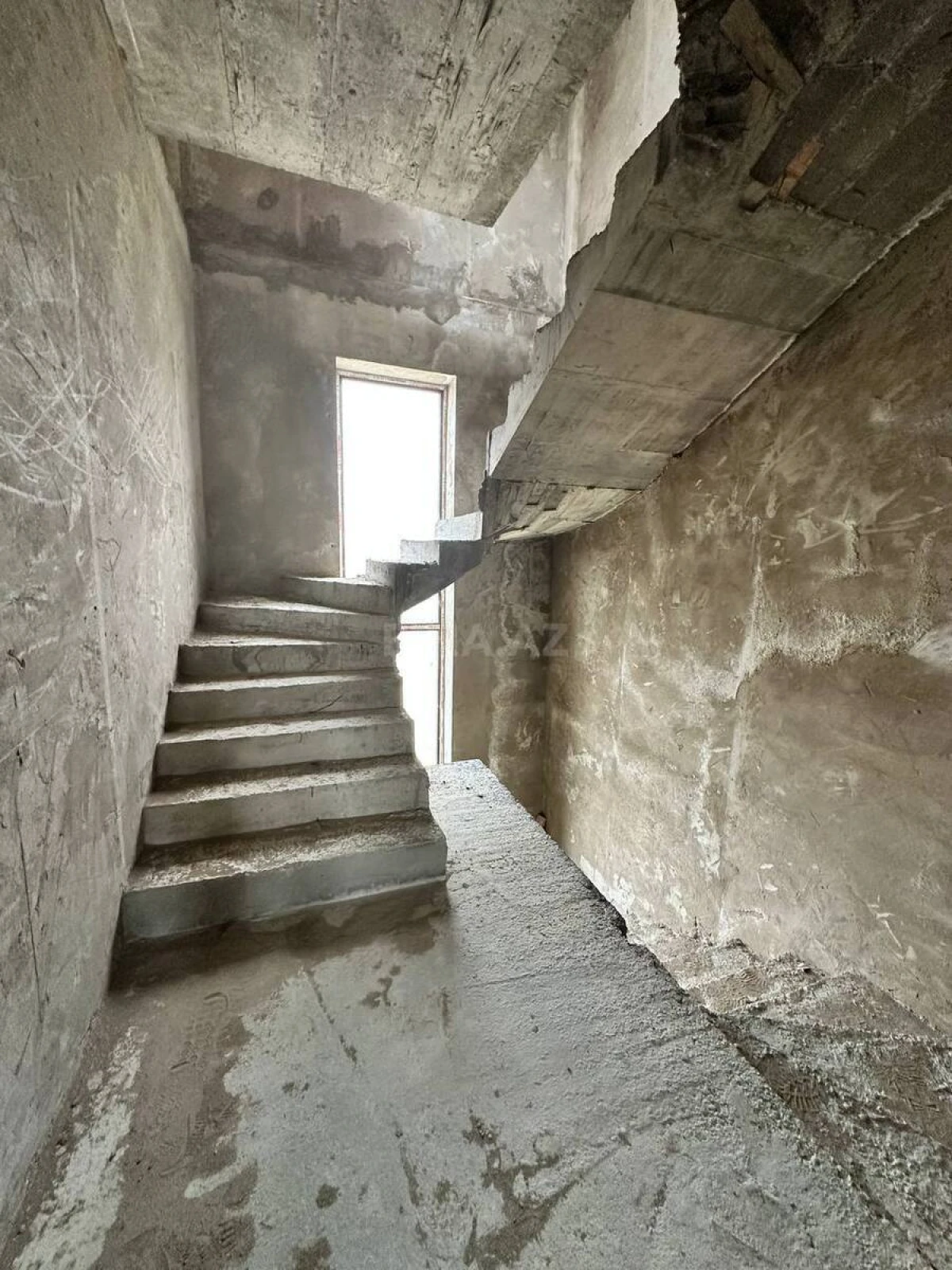 Satılır 5 otaqlı həyət evi 350 m²