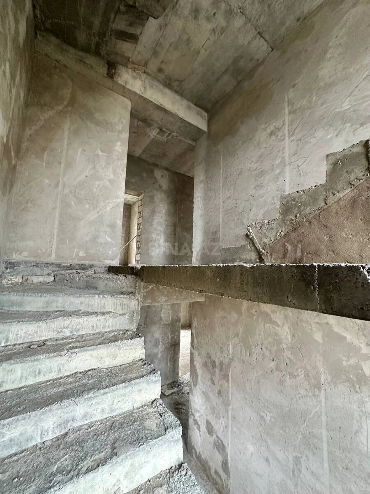 Satılır 5 otaqlı həyət evi 350 m²