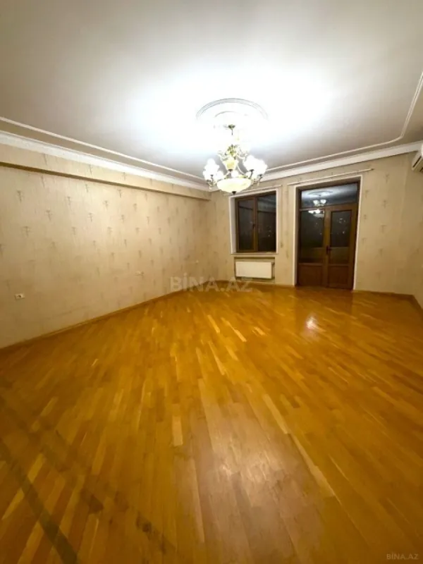 Satılır 4 otaqlı mənzil 185 m²