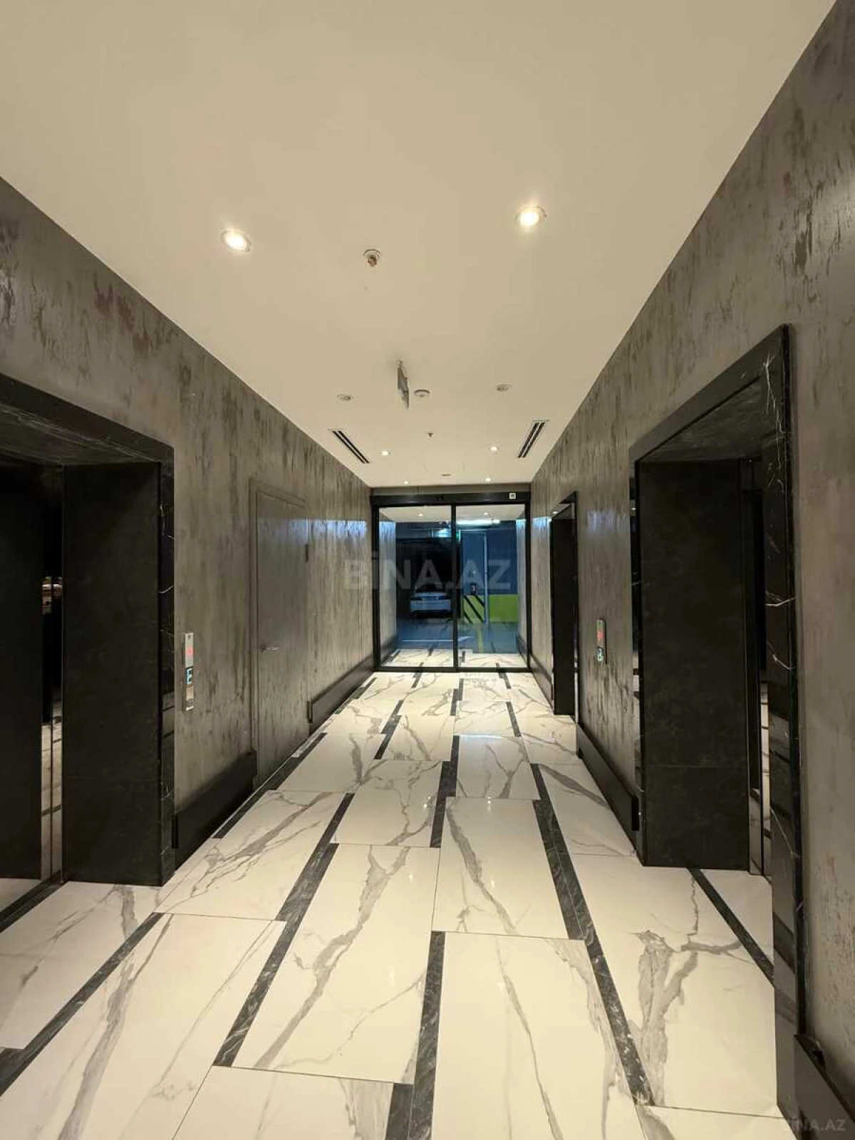 Satılır 3 otaqlı mənzil 163 m²