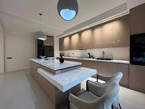 Kirayə verilir 4 otaqlı mənzil 232 m²