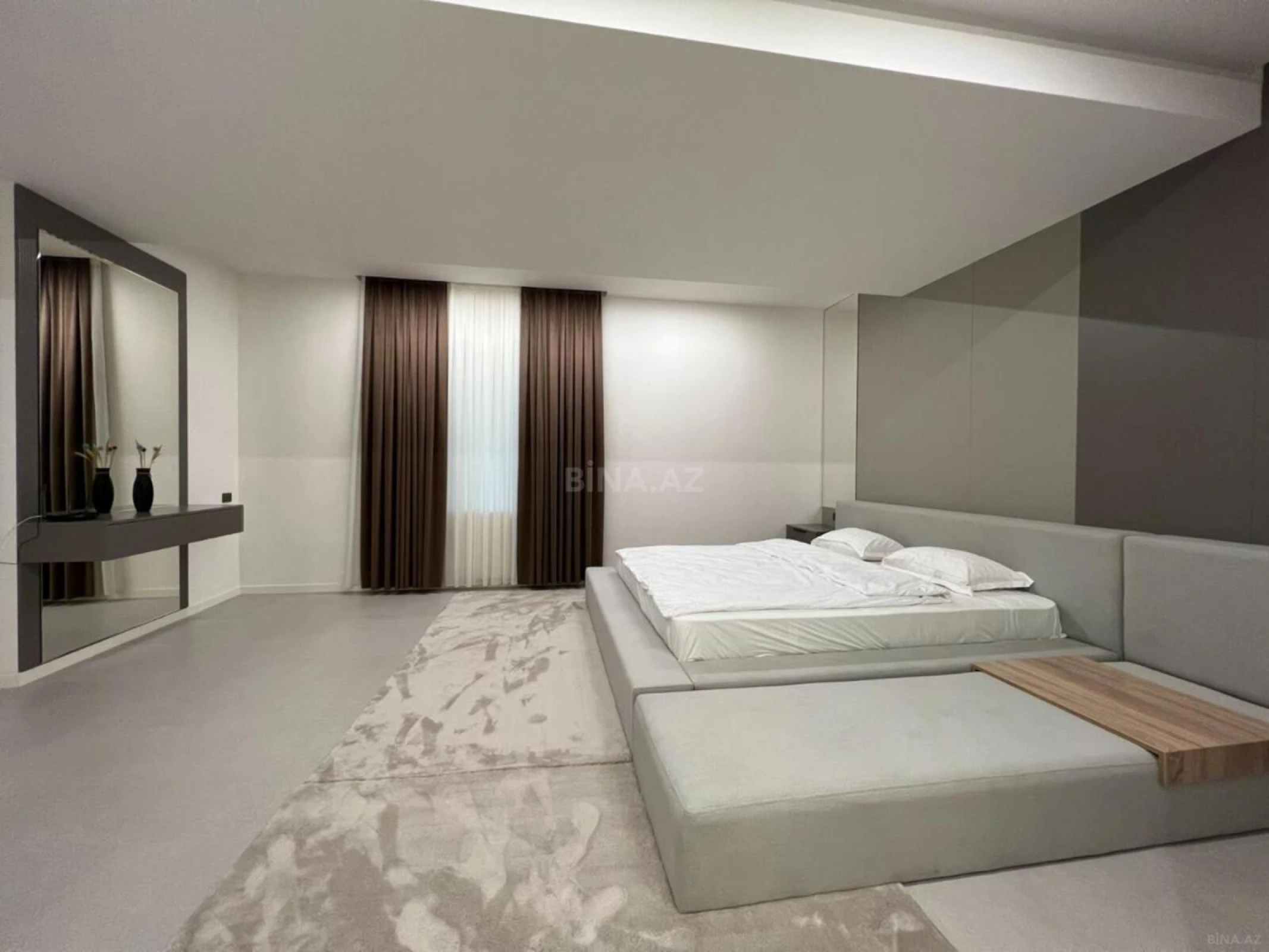 Kirayə verilir 4 otaqlı mənzil 232 m²