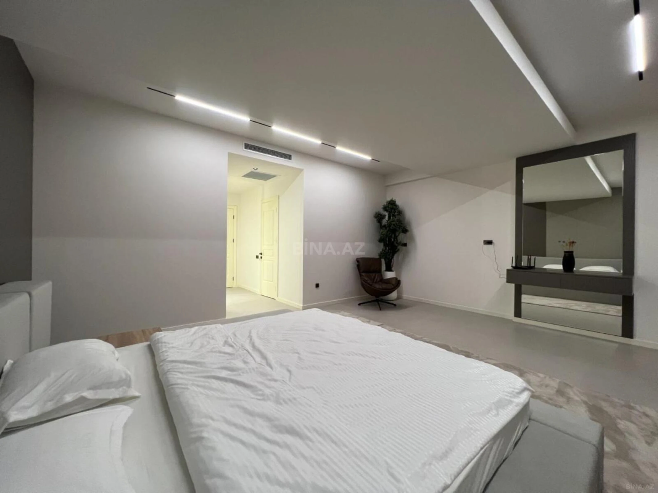 Kirayə verilir 4 otaqlı mənzil 232 m²