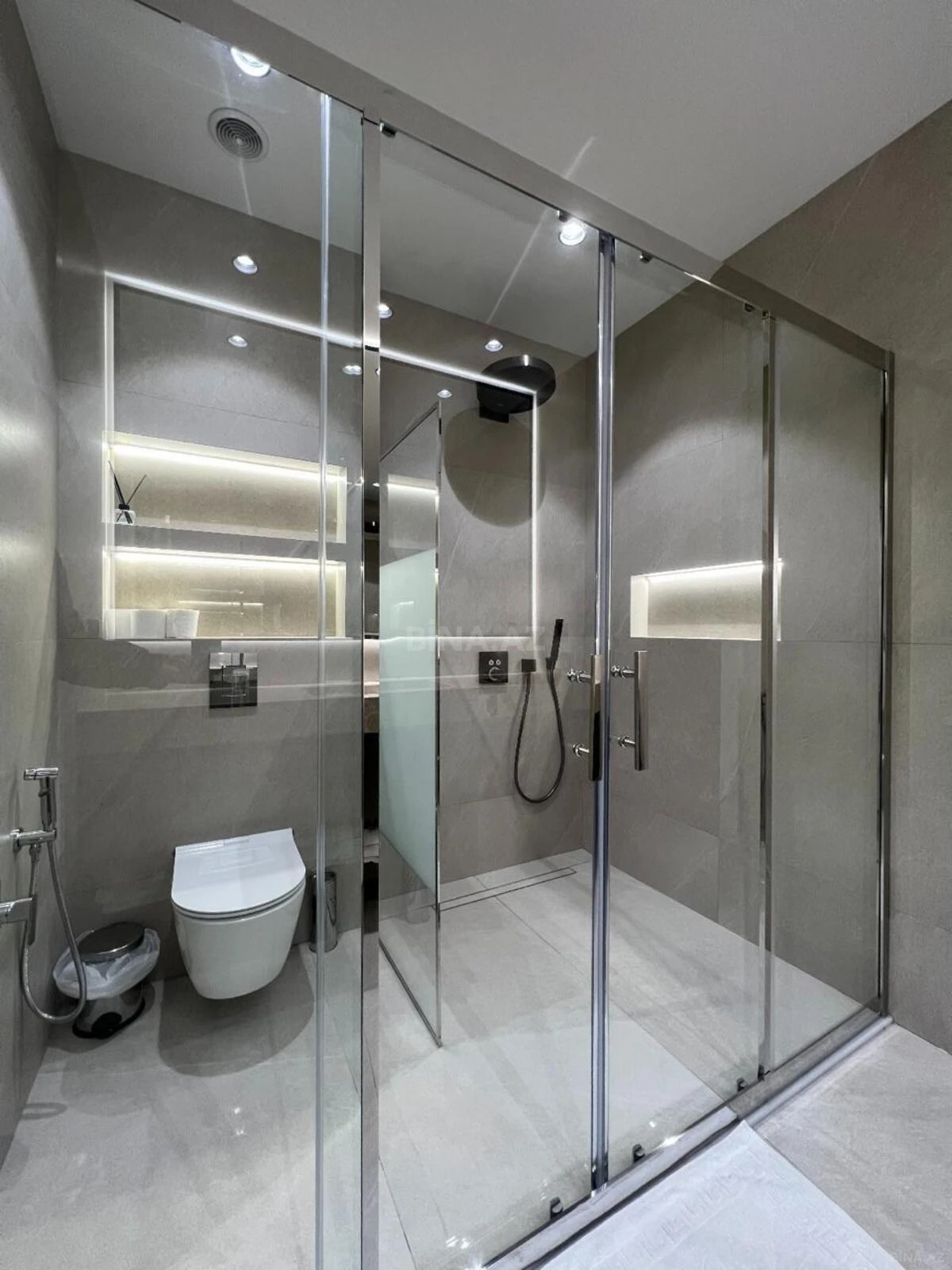 Kirayə verilir 4 otaqlı mənzil 232 m²