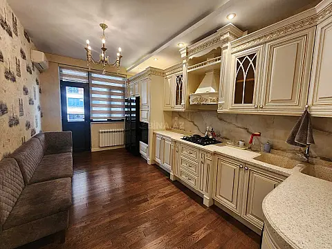 Satılır 3 otaqlı mənzil 162 m²