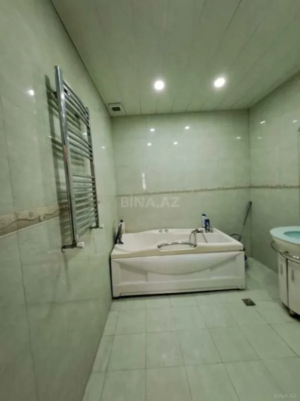 Satılır 4 otaqlı mənzil 204 m²