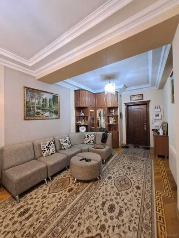 Satılır 4 otaqlı mənzil 204 m²