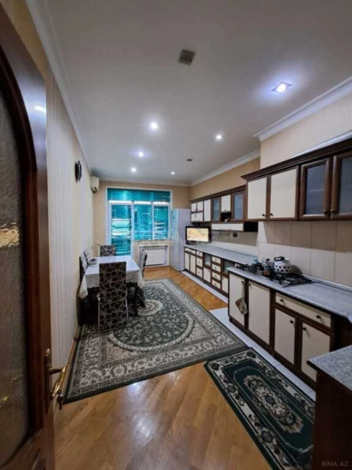 Satılır 4 otaqlı mənzil 204 m²
