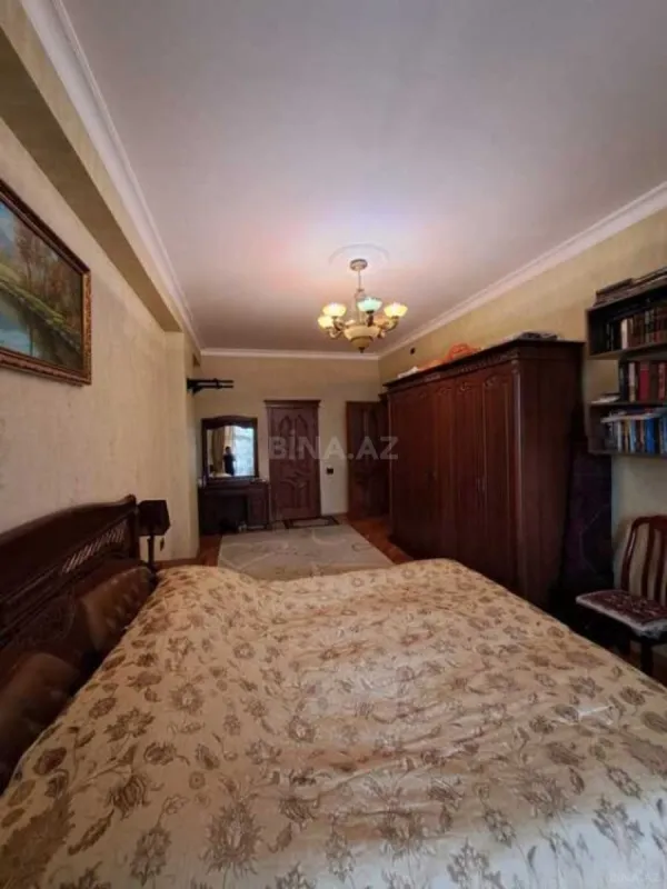 Satılır 4 otaqlı mənzil 204 m²