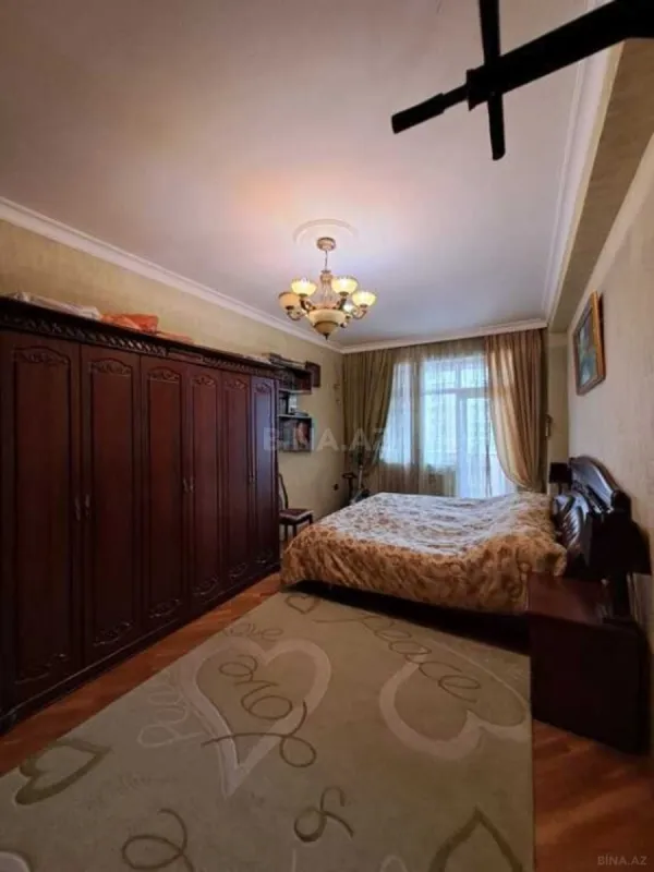 Satılır 4 otaqlı mənzil 204 m²