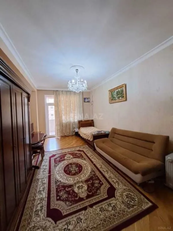 Satılır 4 otaqlı mənzil 204 m²