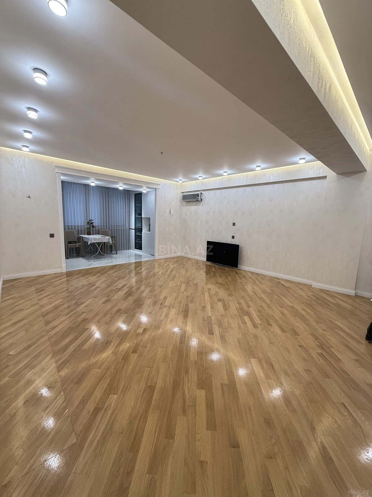 Satılır 3 otaqlı mənzil 98 m²