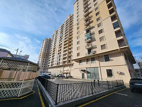 Satılır 4 otaqlı mənzil 190 m²