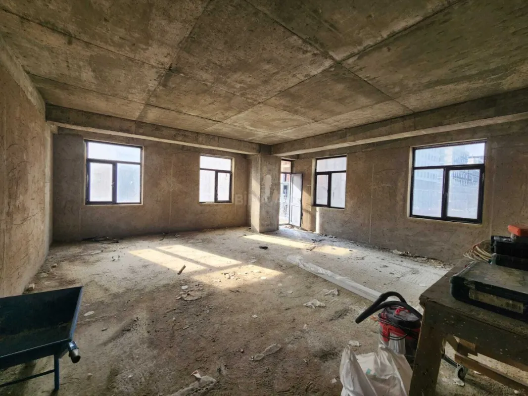 Satılır 4 otaqlı mənzil 190 m²