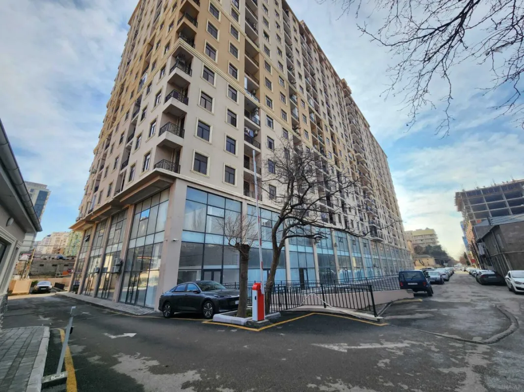 Satılır 4 otaqlı mənzil 190 m²