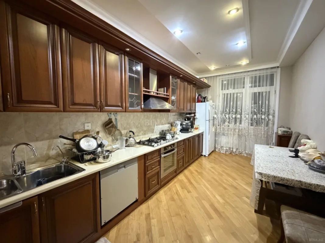 Satılır 3 otaqlı mənzil 135 m²