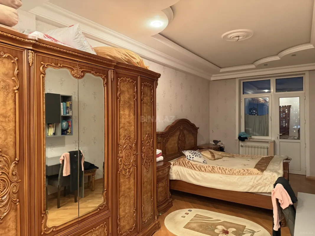 Satılır 3 otaqlı mənzil 135 m²