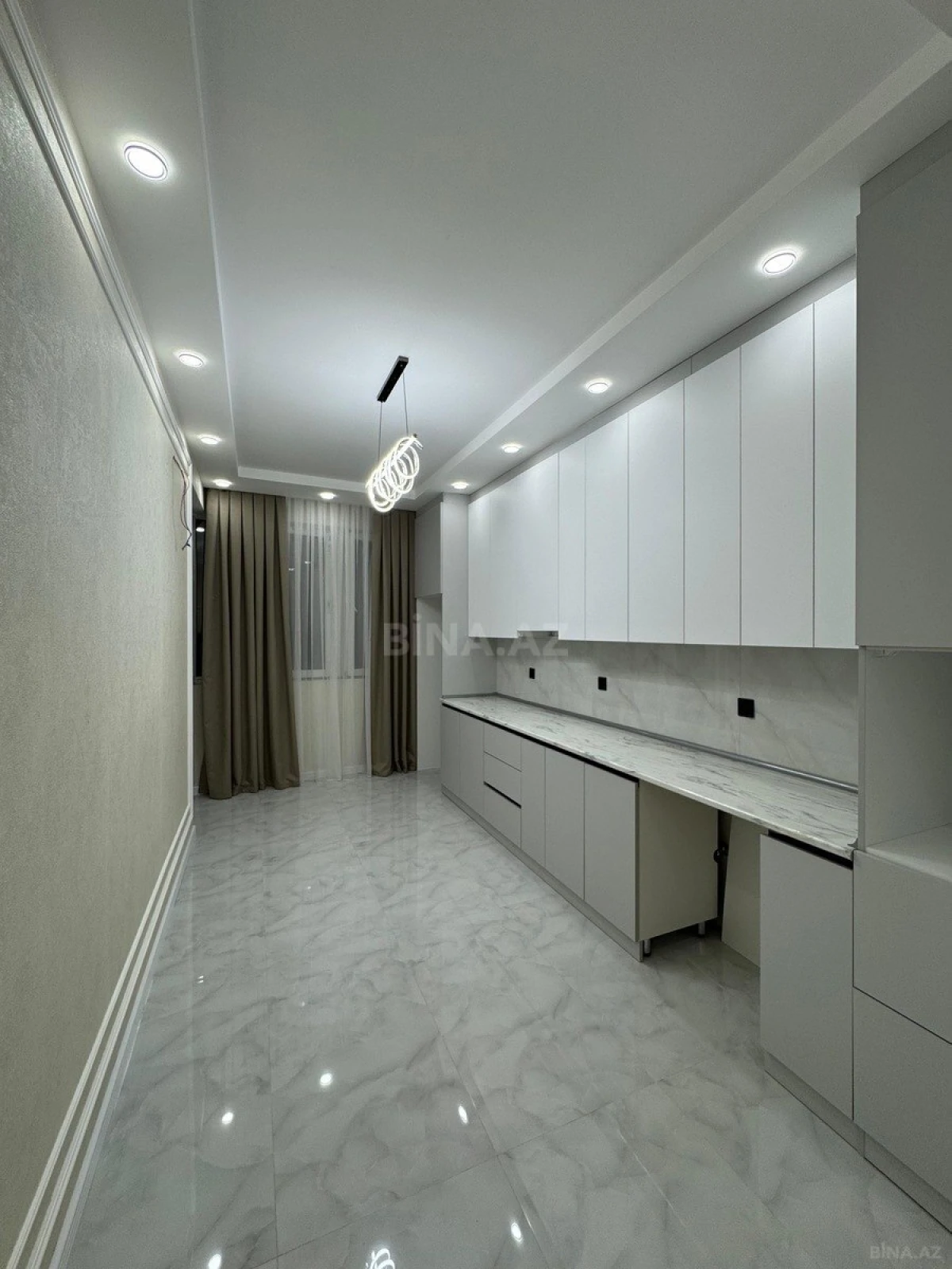 Satılır 3 otaqlı mənzil 135 m²