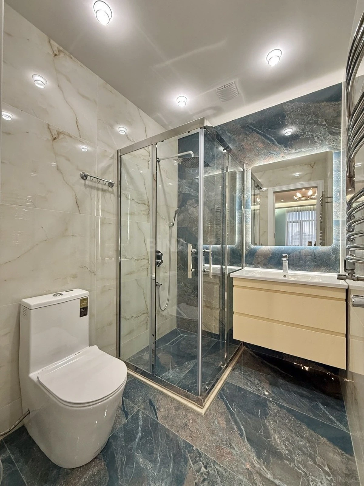 Satılır 4 otaqlı mənzil 140 m²