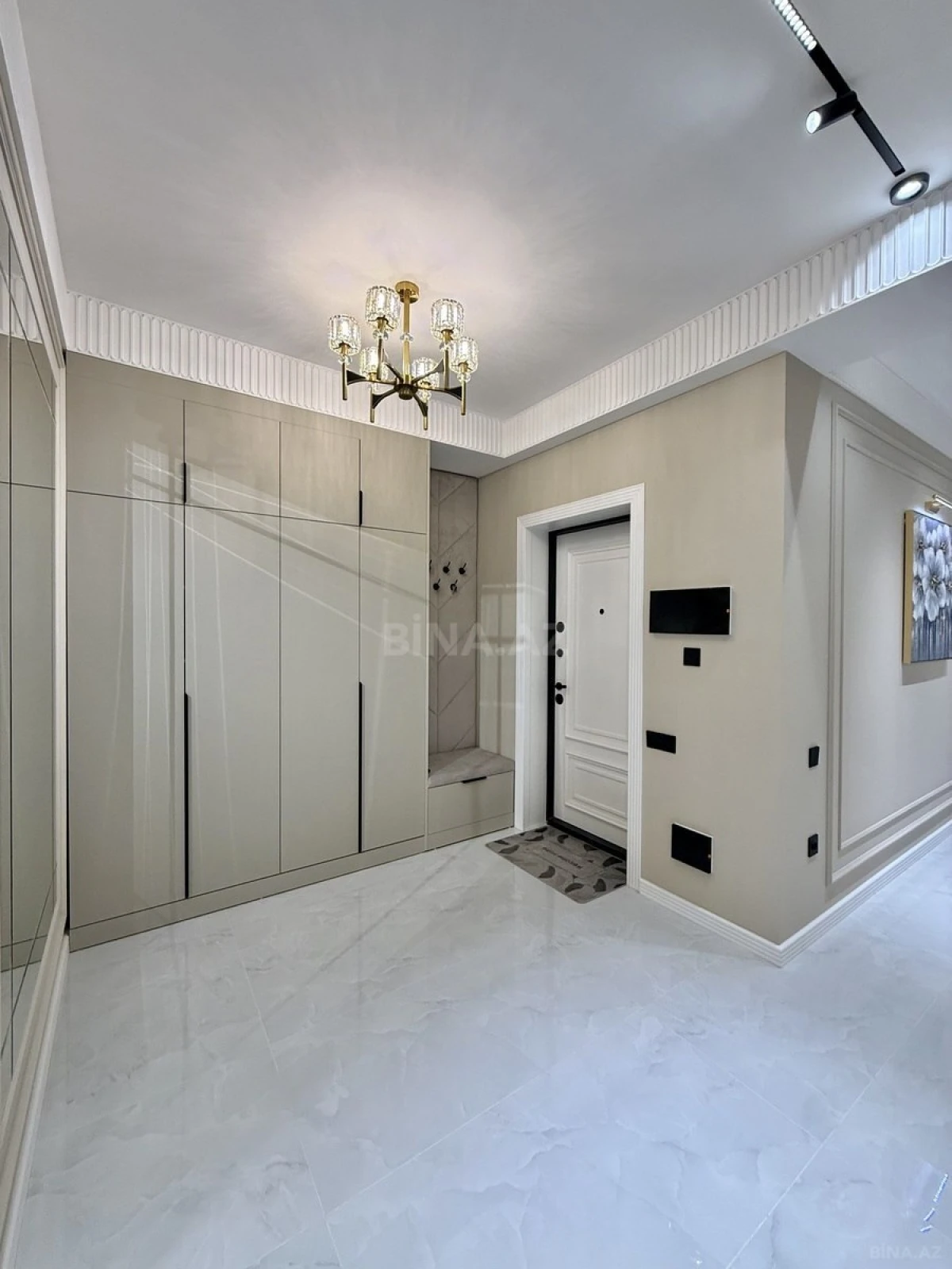 Satılır 4 otaqlı mənzil 140 m²