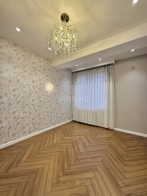 Satılır 4 otaqlı mənzil 140 m²
