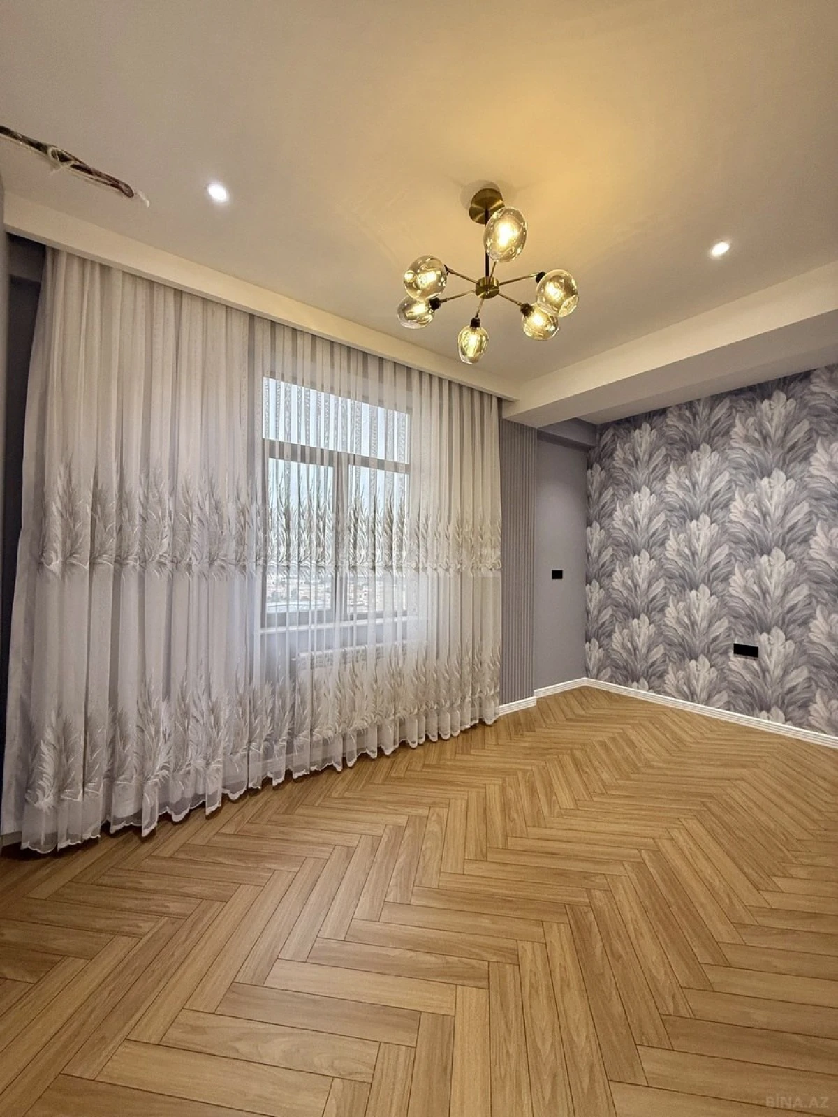 Satılır 4 otaqlı mənzil 140 m²