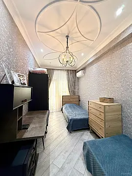 Satılır 4 otaqlı mənzil 145 m²