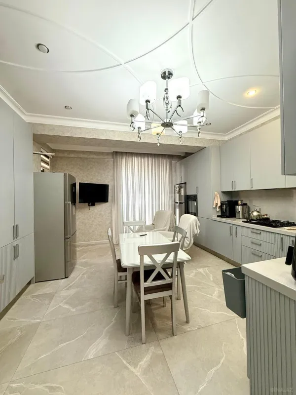 Satılır 4 otaqlı mənzil 145 m²
