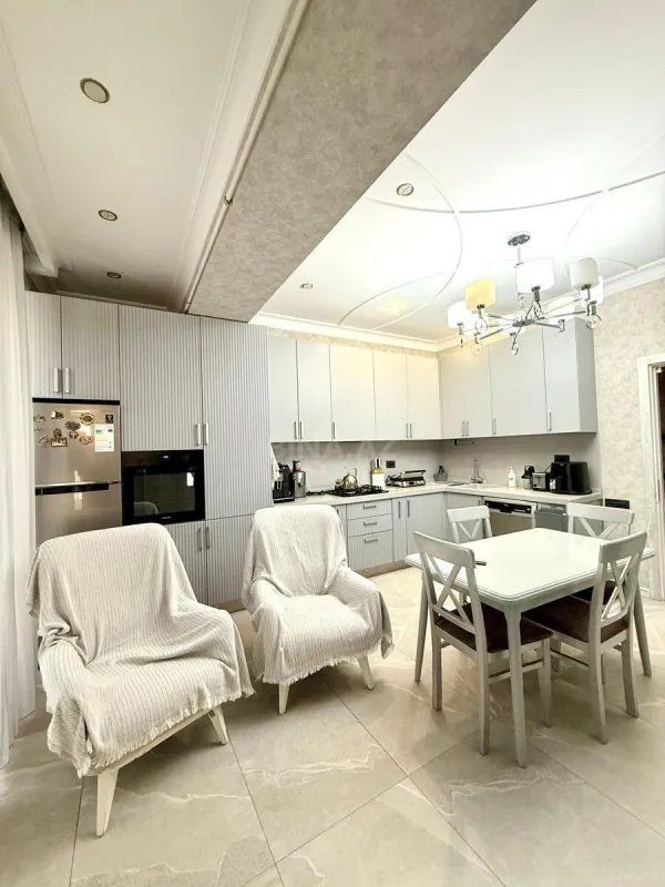 Satılır 4 otaqlı mənzil 145 m²