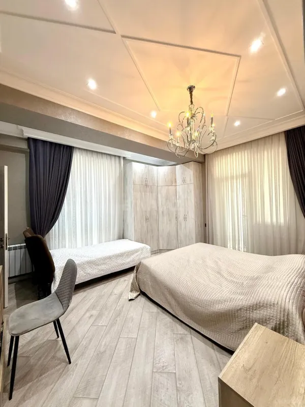 Satılır 4 otaqlı mənzil 145 m²