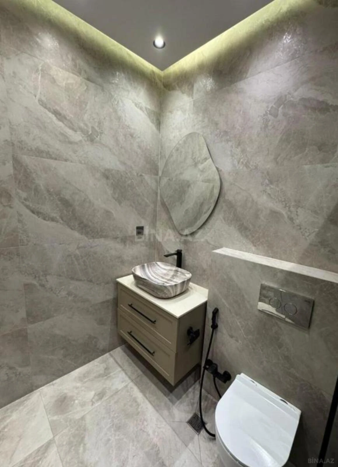 Satılır 3 otaqlı mənzil 135 m²