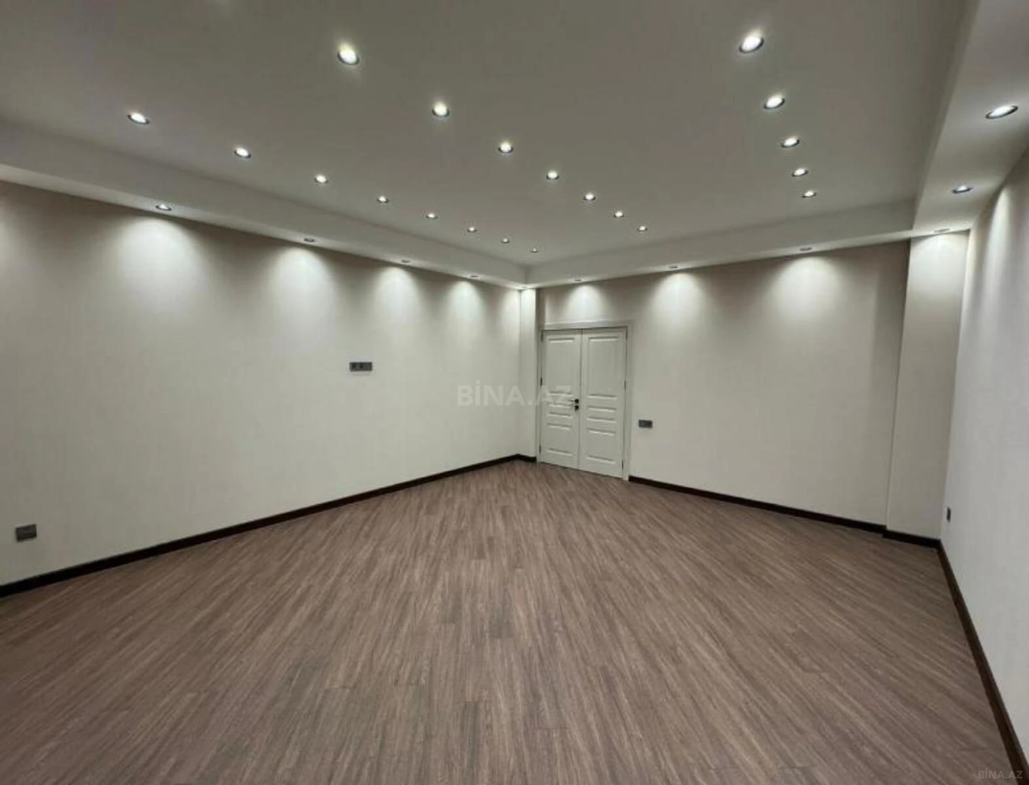 Satılır 3 otaqlı mənzil 135 m²