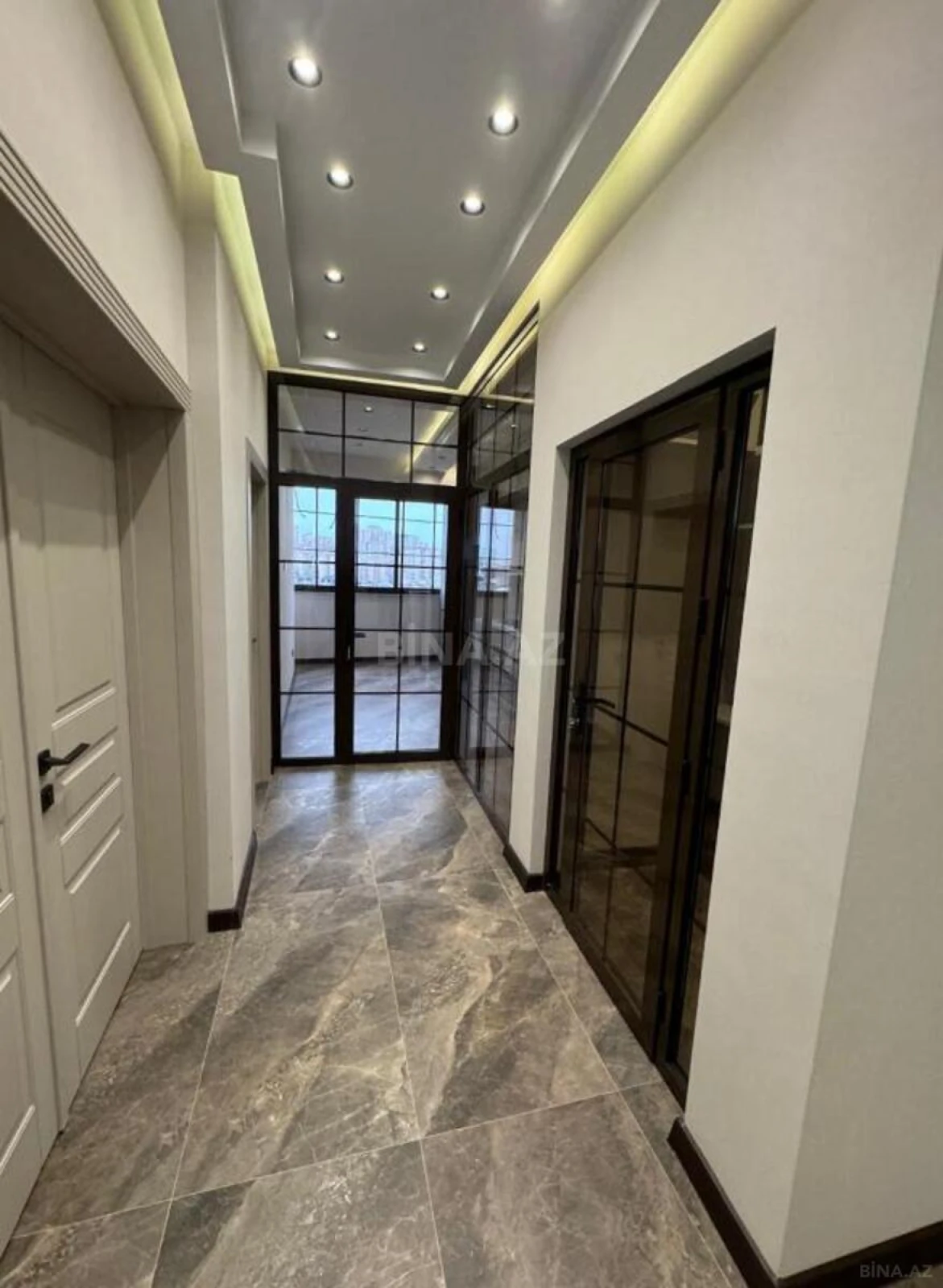 Satılır 3 otaqlı mənzil 135 m²