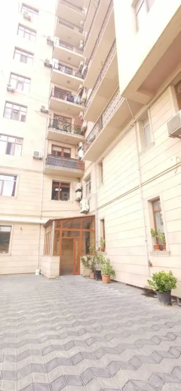 Satılır 4 otaqlı mənzil 170 m²