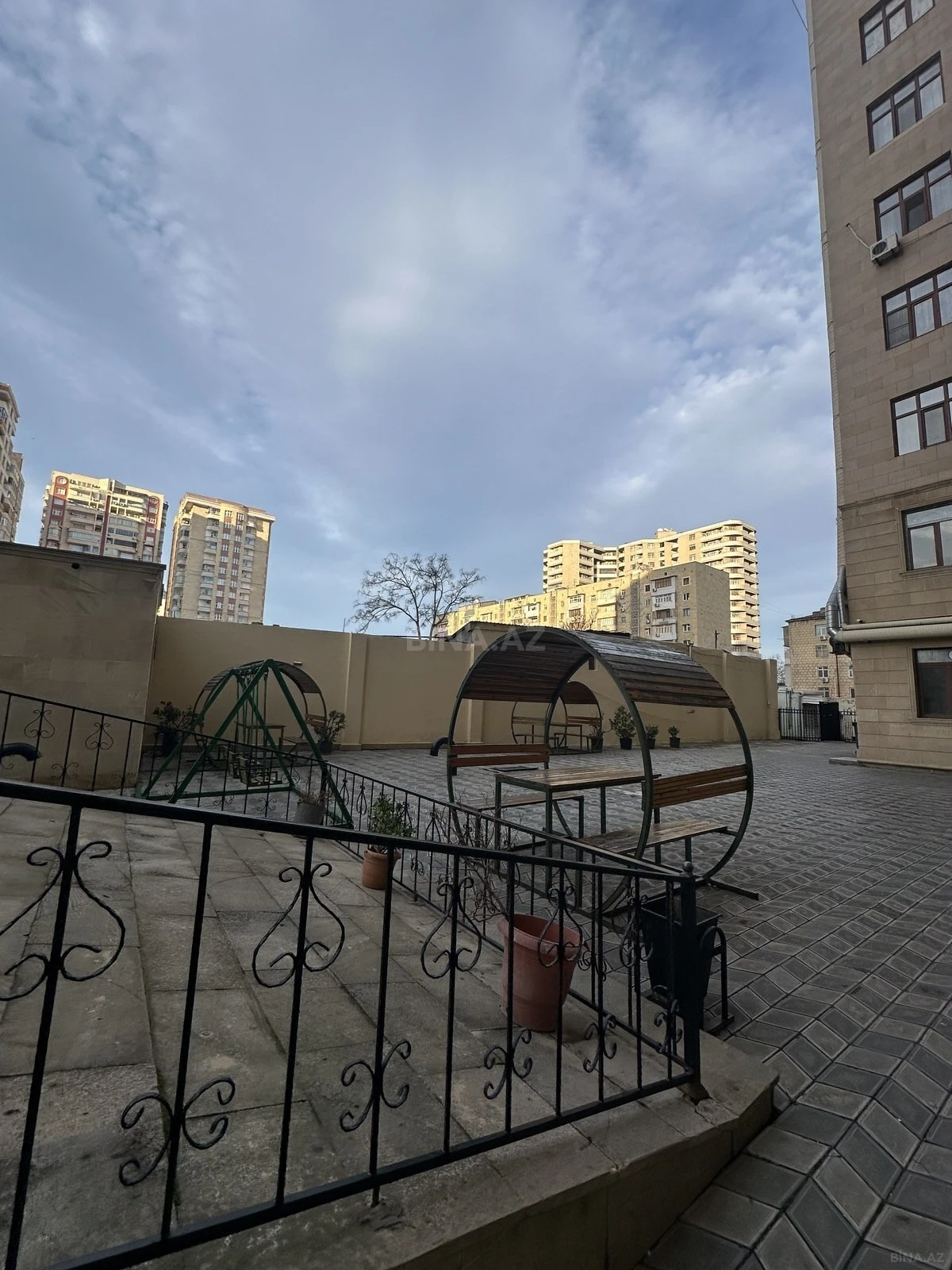 Satılır 4 otaqlı mənzil 170 m²