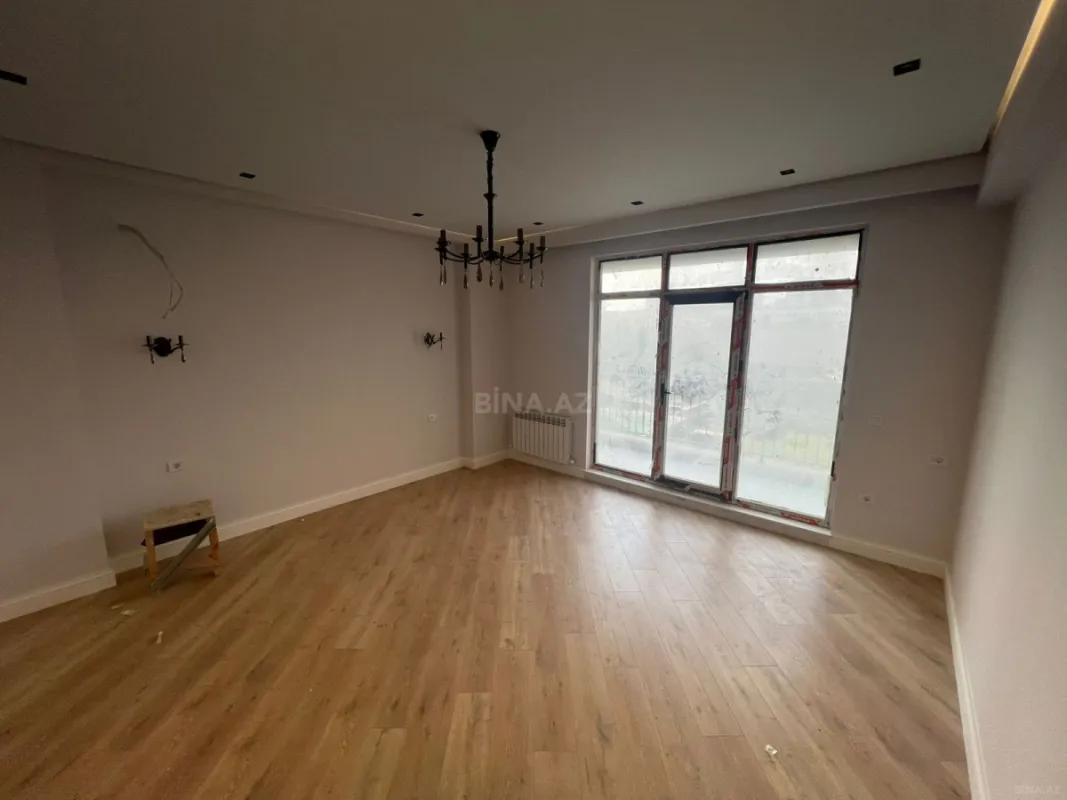 Satılır 4 otaqlı mənzil 275 m²