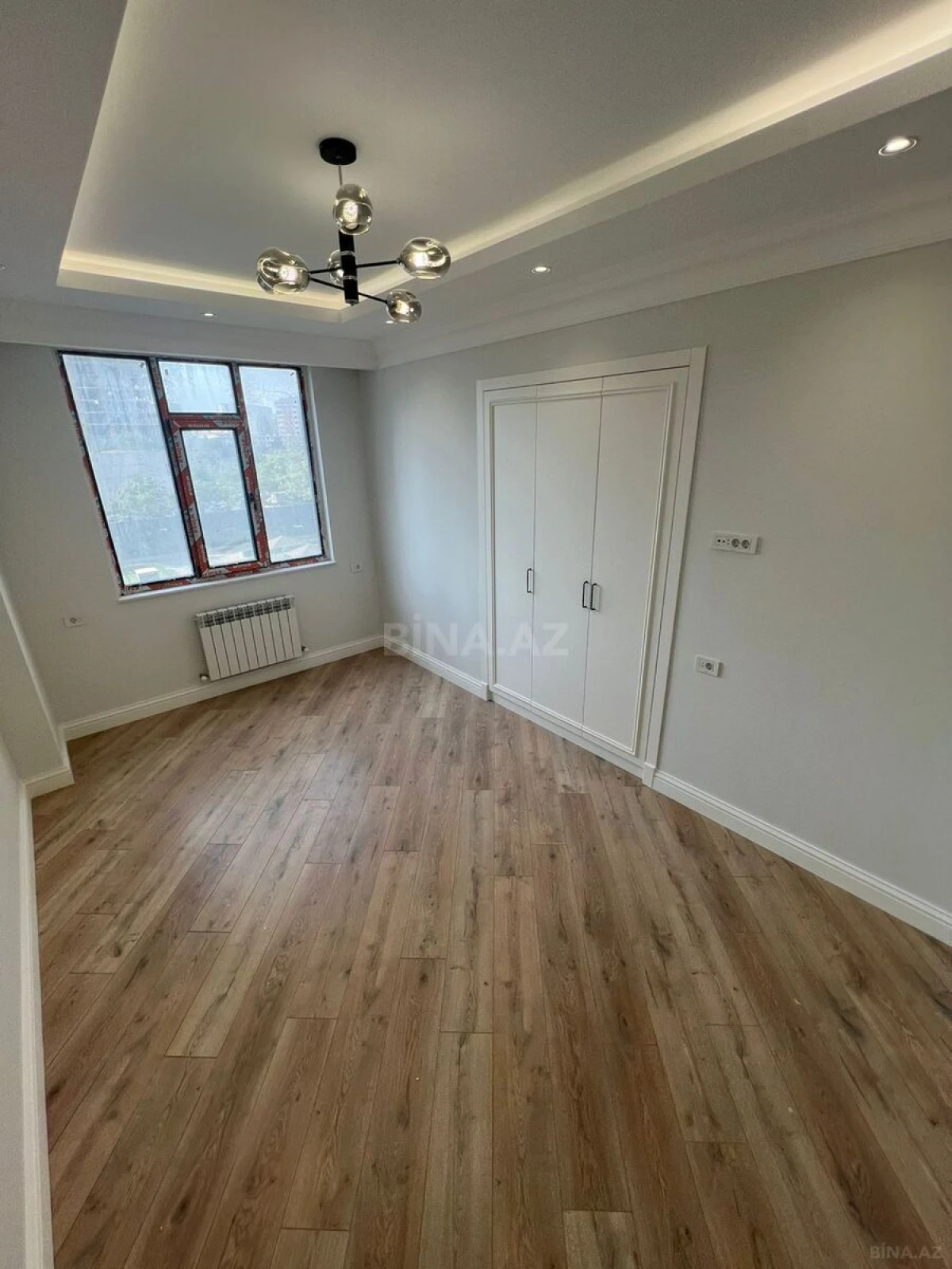 Satılır 4 otaqlı mənzil 275 m²