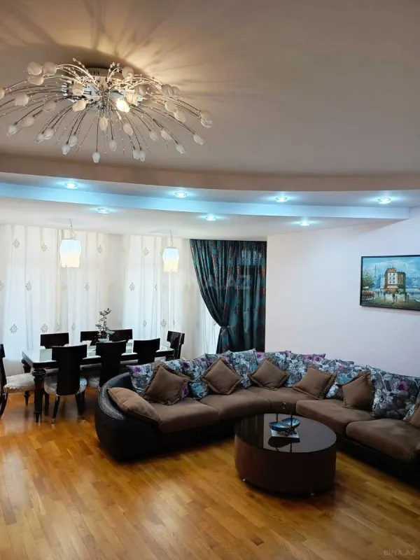 Satılır 4 otaqlı mənzil 180 m²