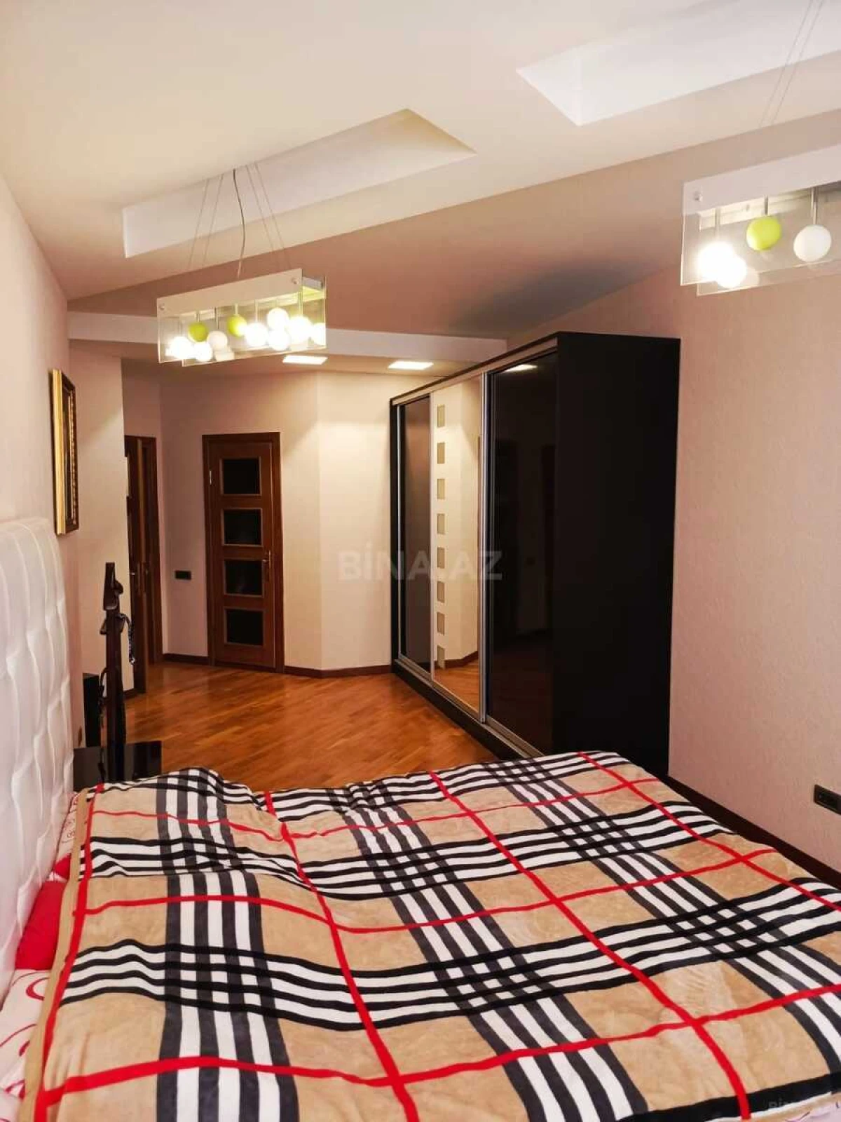 Satılır 4 otaqlı mənzil 180 m²