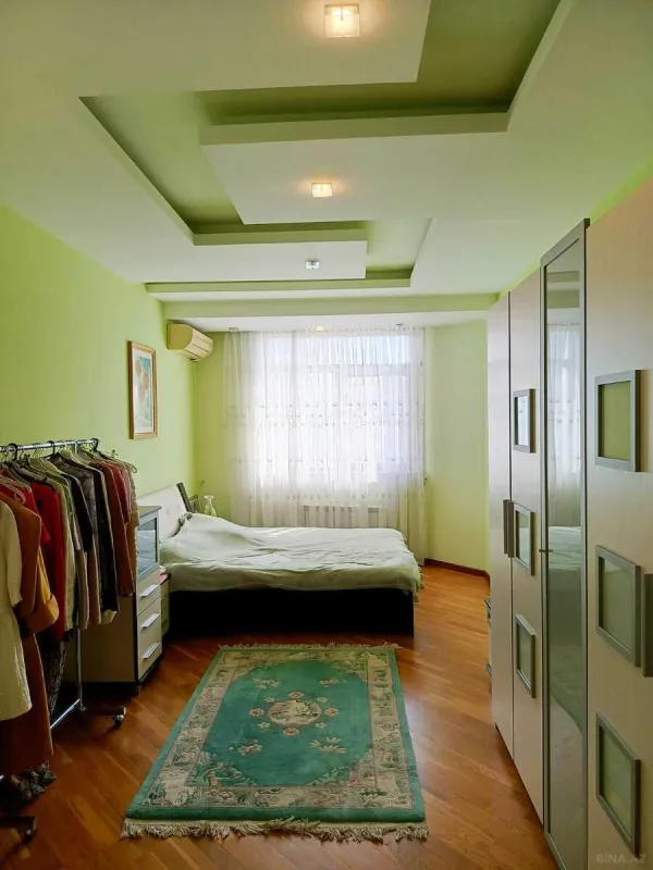 Satılır 4 otaqlı mənzil 180 m²